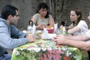 Vidal visitó a una vecina de Ezpeleta