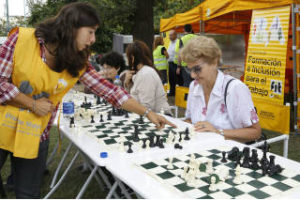 Ofrecen actividades para adultos mayores en plazas porteñas