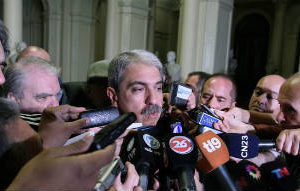 Denuncia penal a Lanata y a Carrió