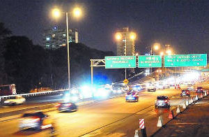 En las autopistas de la Ciudad,colocan luminarias LED