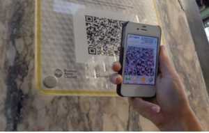 Microcentro: Colocan placas inteligentes en edificios restaurados