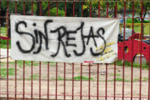 Parque Lezama: El gobierno: “Quieren justificar las rejas”