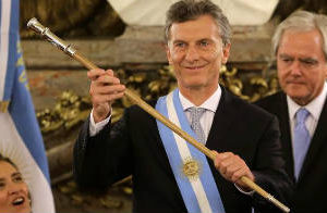 Macri recibió los atributos en Casa Rosada y juro