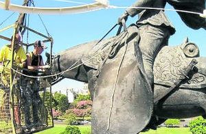 Recuperan monumentos y obras vandalizadas en plazas y parques