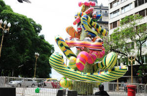 Enorme árbol de Navidad inflable a la Minujin