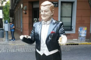 La estatua de Mariano Mores, sin manos