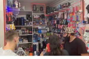 Flores: Tres detenidos y 300 equipos secuestrados