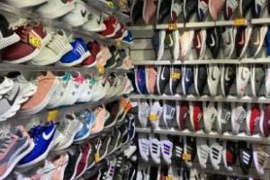 Flores:Galería clausurada,detenidos con zapatillas apócrifas