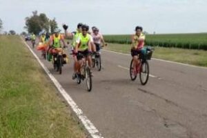 Ciudad homenajeó a ciclistas no videntes que unieron Córdoba, Santa Fe