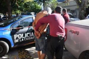 Ciudad detuvieron ladrones habían robado en una vivienda