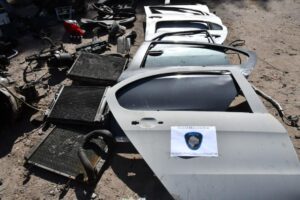 Taller clandestino,detenidas con repuestos ilegales de auto