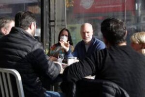Larreta recorrió un vacunatorio y se reunió con vecinos