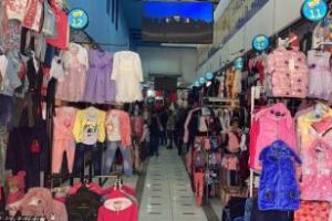 Galería de Liniers: Inspección una detenida y 1800 prendas secuestradas