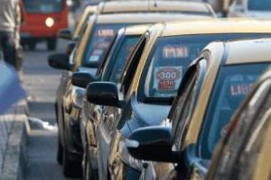 Dispusieron extender dos años más la utilidad de vehículos destinados a taxis