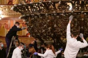 El Teatro Colón realizó el mantenimiento de su histórica araña
