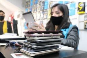 Flores:Clausuraron locales donde vendían celulares robados