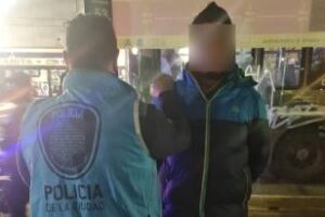 Constitución:Detuvieron a tres delincuentes de celulares