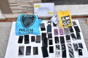 Parque Chacabuco: Clausuraron tres locales,incautaron 1.500 celulares