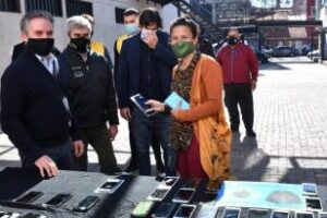 D’Alessandro encabezó nueva entrega de celulares recuperados a sus dueños