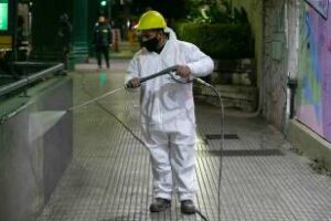 Mientras los vecinos duermen:Más de 1.000 personas limpian las calles