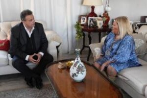 Elisa Carrió junto con Carlos Eguía en San Martín de Los Andes