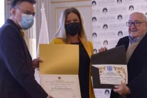 Ciudad: El Lic. Leonel Contreras recibe el diploma de distinción
