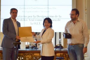 Roberto entregó un reconocimiento a Yukiko Arai directora de la OIT