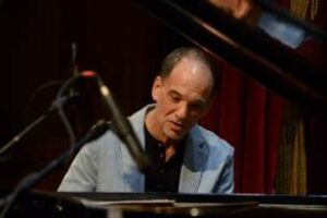 AMIA: Adrián Iaies Drumless Trío actuará en el auditorio
