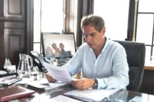 Santiago Roberto:Presentó un proyecto de ley , de bien público