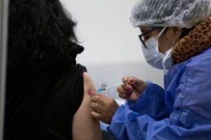 Vacunación: Ciudad aplicará la dosis adicional a mayores de 50 años