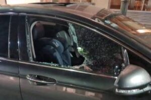 Retiro:Rompió el vidrio de un auto,para robar un celular