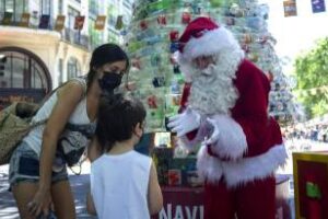 Árboles de Navidad sustentables hecho con 18.000 botellas