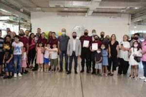 Ciudad instalaron árboles de Navidad sustentables  con 18.000 botellas