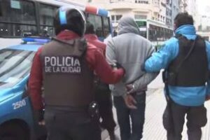 Microcentro: Capturan a dos ladrones que robaron a una mujer en la zona