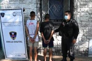 Por el Anillo Digital, dos delincuentes fueron detenidos con auto robado