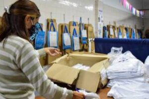 Ciudad entregó guardapolvos  por emprendimientos populares