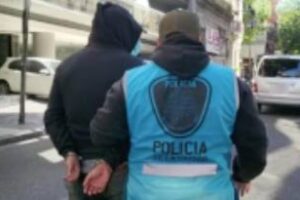 Flores:Un prófugo detenido acusado de abusar sexualmente de un menor