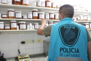 Incautan 150 botellas de materia prima vencida para medicamentos