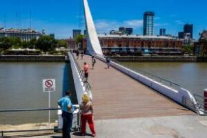 Renovación del piso del Puente de la Mujer con maderas plásticas