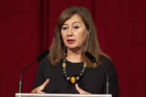 La Presidente del Gobierno de Islas Baleares visitó la Legislatura  