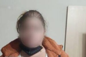 Empleada estafadora:Hacia copiaba de las tarjetas y realizaba compras