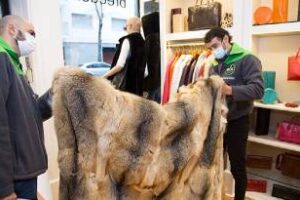 Fauna silvestre:Control por venta de indumentaria y accesorios