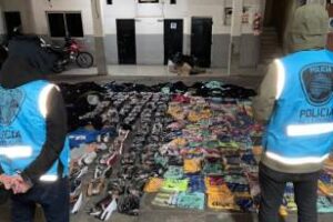 Incautaron 1.200 prendas apócrifas que transportaban en camión  