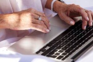 AMIA:Un proyecto que une a voluntarios con personas mayores