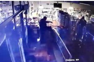 Detuvieron a dos ladrones que robaban un supermercado cerrado