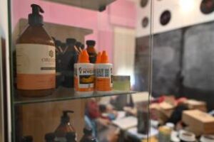 Allanan consultorio e imputan a médica por venta de medicamentos