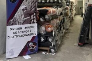 Flores:Dos detenidos y 1.700 rollos de telas incautados por contrabando
