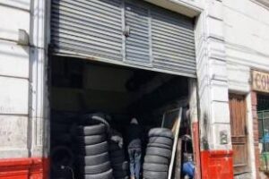Boedo: Cierran gomería y metalera secuestraron mercadería ilegal