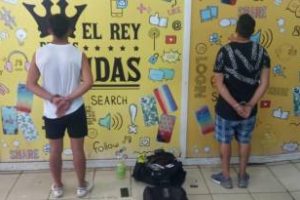 Once:Detienen a dos ladrones de celulares que portaban un pistolón
