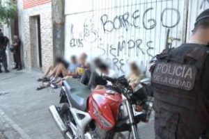 Constitución:Vendían drogas a metros de dos colegios seis detenidos